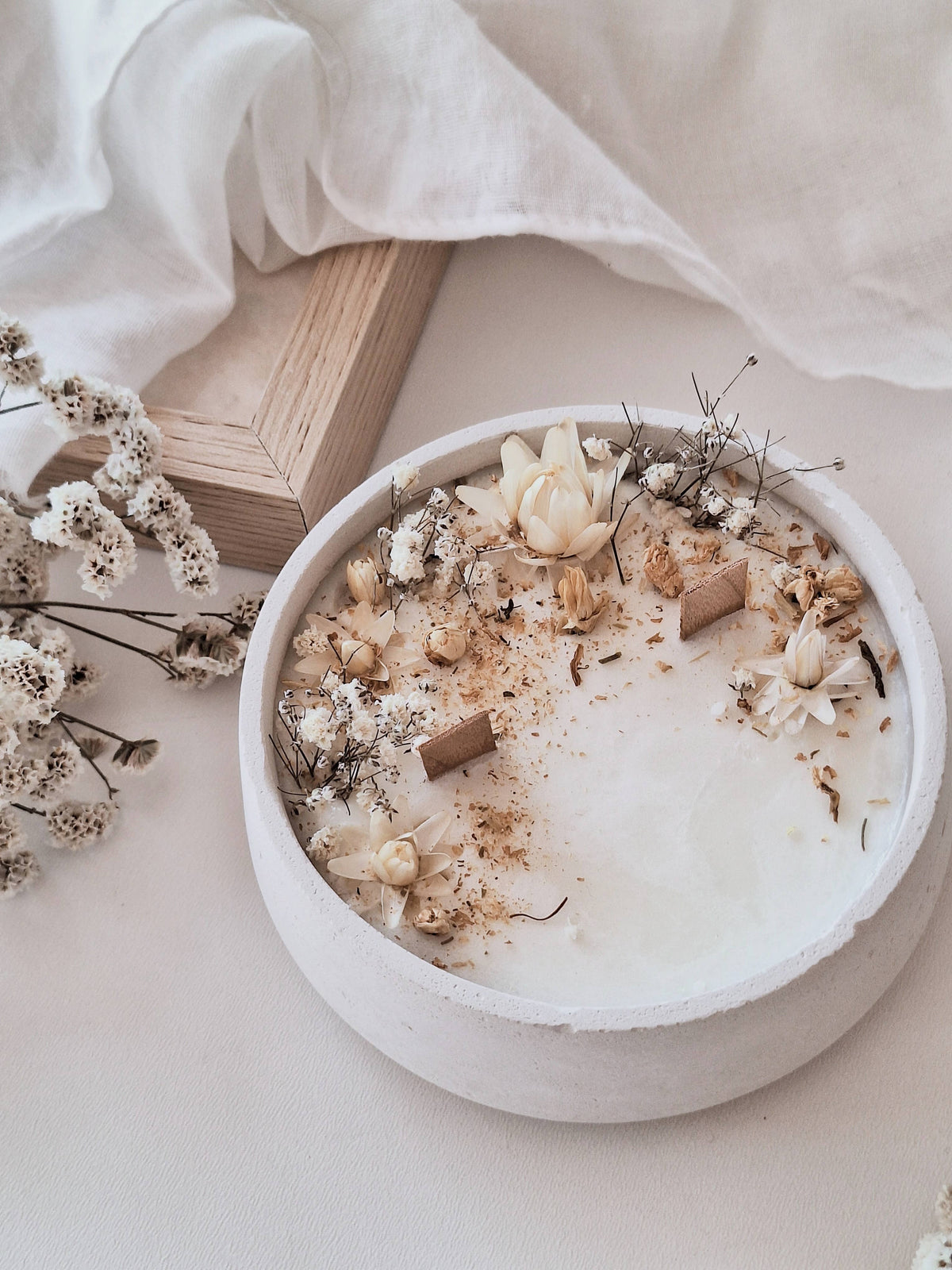 Floral soy candle in cement jar – Floral scent: English / Bland
