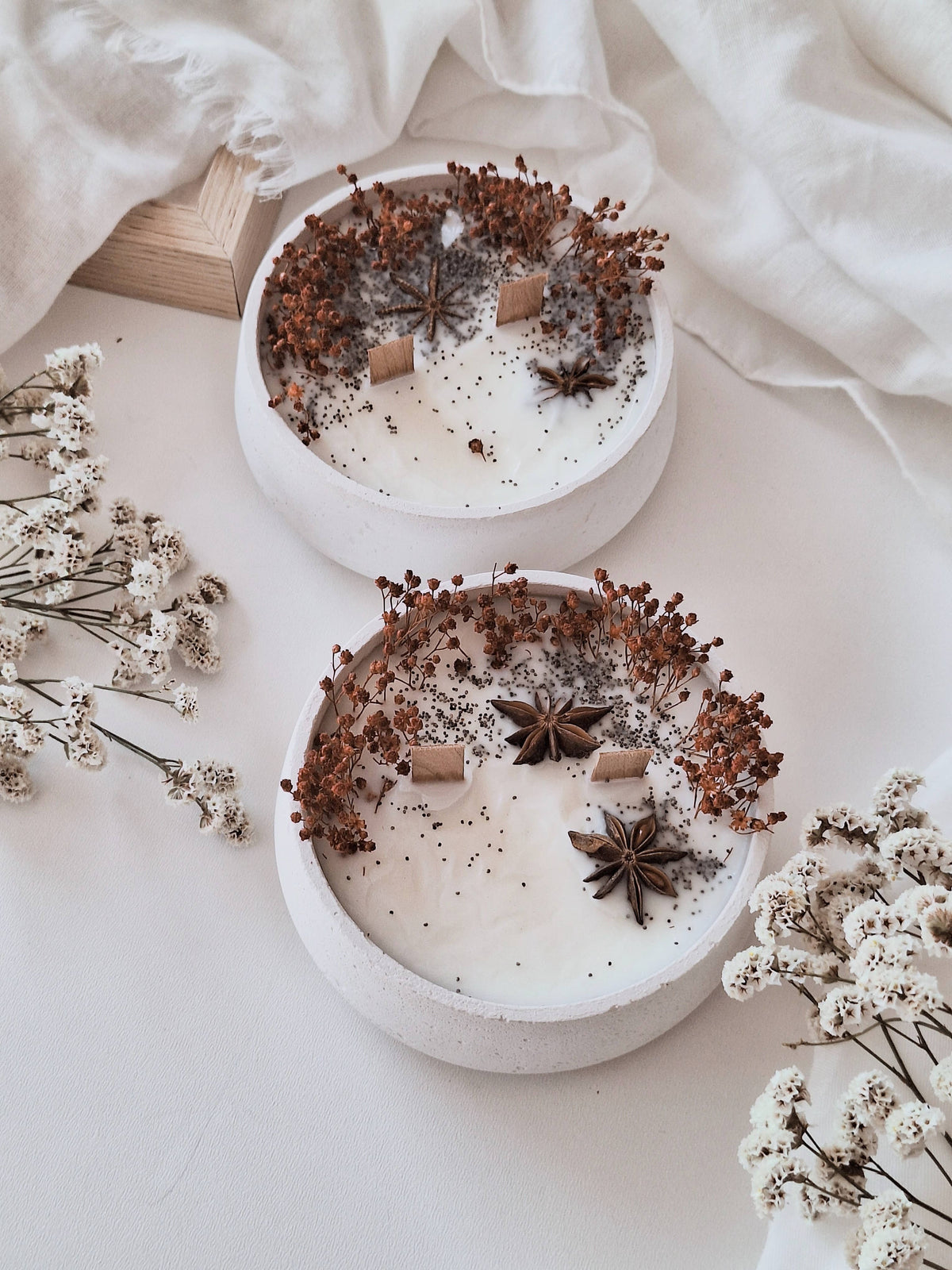 Soy floral candle in cement jar – Woody aroma: English / Bland
