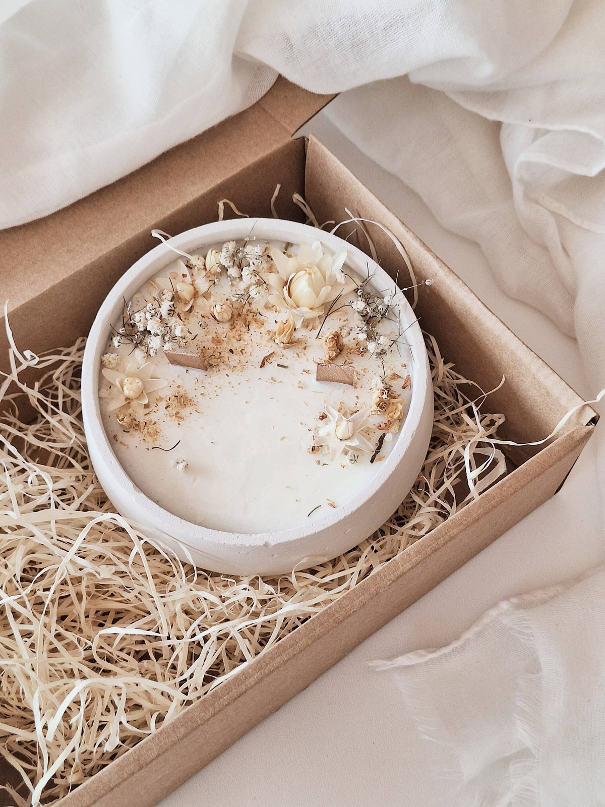 Floral soy candle in cement jar – Floral scent: English / Bland