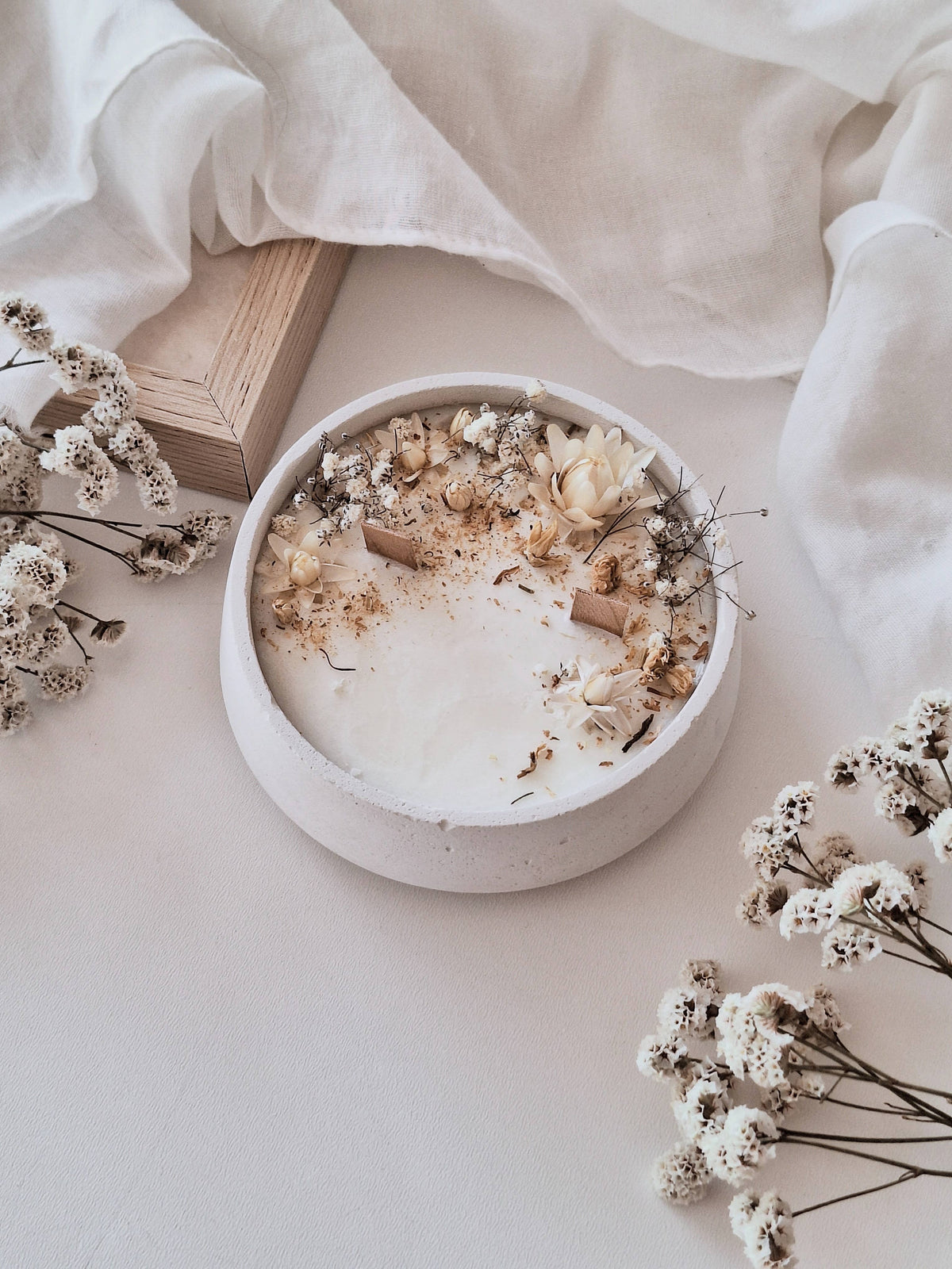 Floral soy candle in cement jar – Floral scent: English / Bland