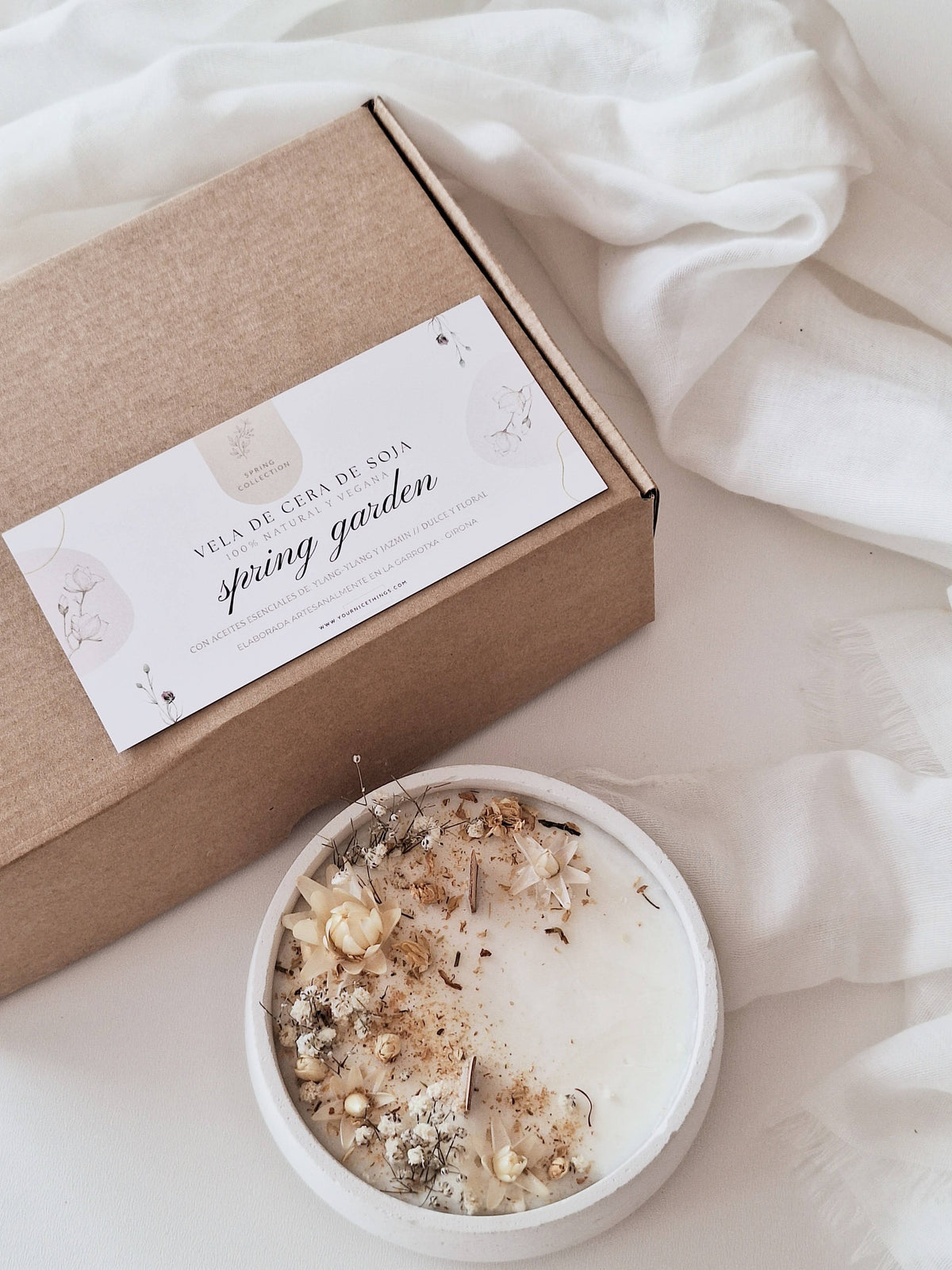 Floral soy candle in cement jar – Floral scent: English / Bland