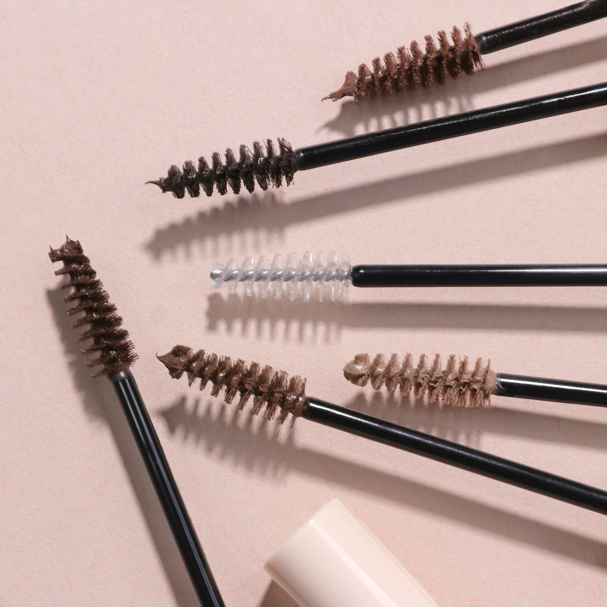 BROW DEFYING MASCARA: 004 Medium Brown